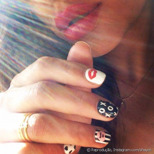 Para nail arts românticas, a atriz Shay Mitchell investe em desenhos delicados